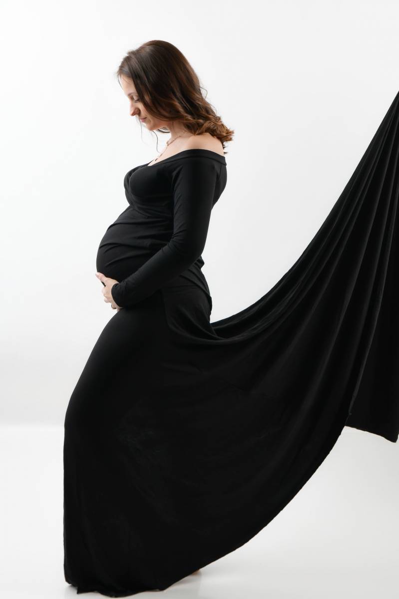 séance photo grossesse avec une longue robe noire artistique proche de vienne