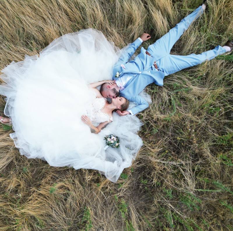 photo de mariage en drone dans un champs proche de lyon