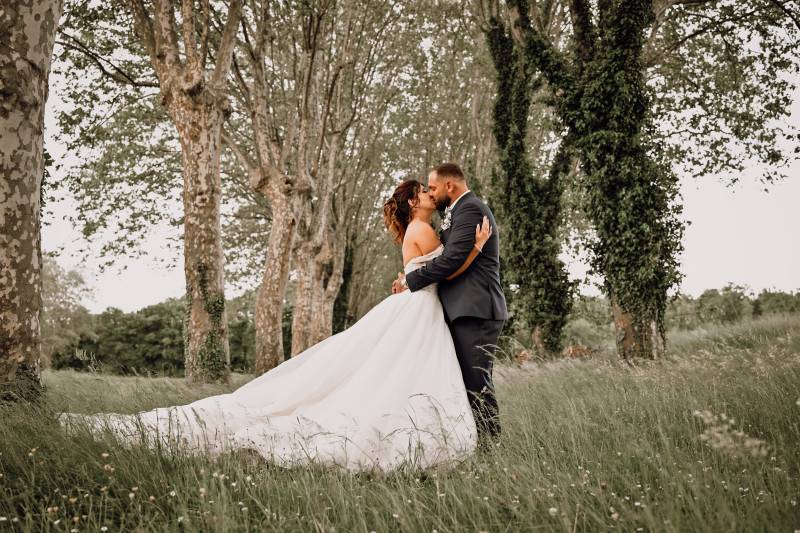 Photographe mariage naturel près de Lyon séance couple romantique en extérieur dans le Rhône