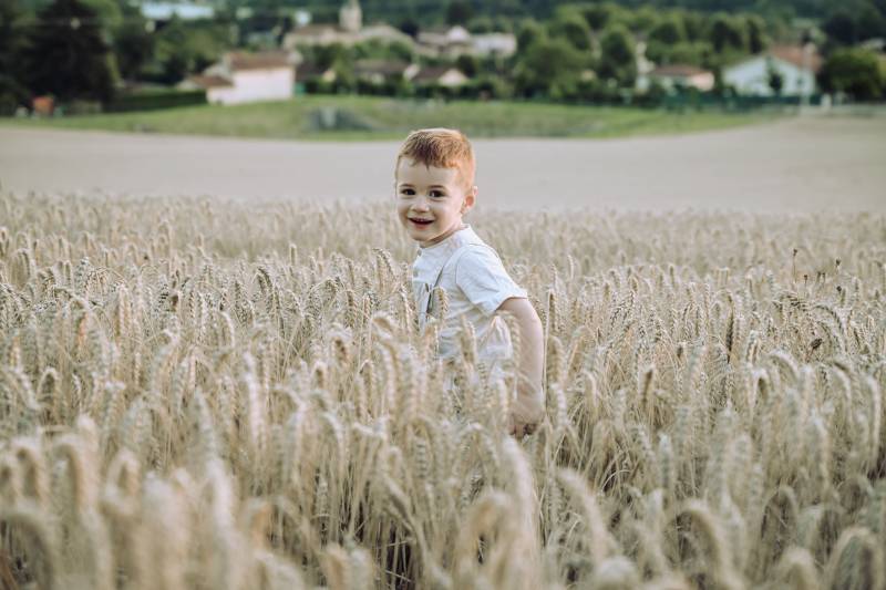 photo d'un enfant dans un champs de blé proche de lyon